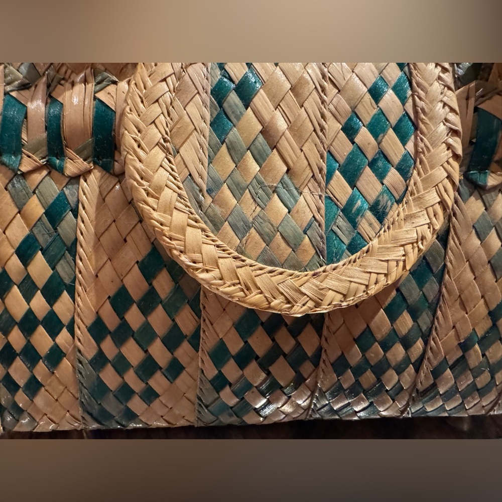 ❤️ NWT Woven Tan and Green Handbag - Picture 9 of 15
